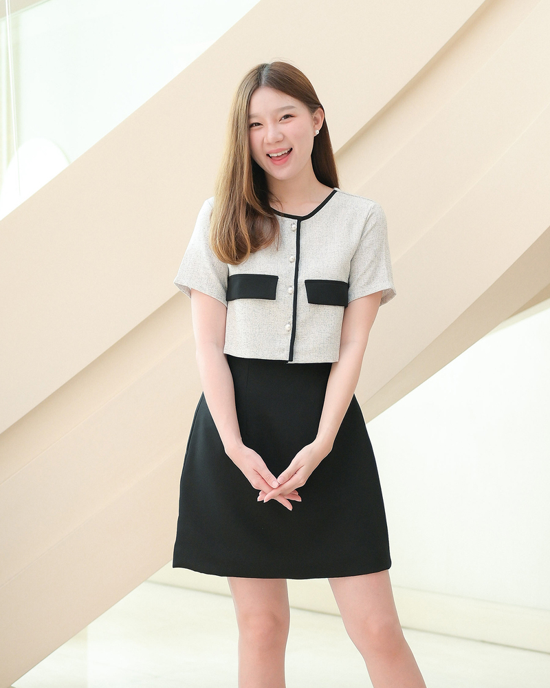 kudapy เดรสสั้นสีเบจ/สีดำ/สีเทาเข้ม/สีชานม ดีไซน์สวย ตัดต่อช่วงตัวคล้ายเชิ้ต เนื้อผ้าชาแนล กระดุมมุกแกะได้จริง แต่งกุ๊นเล่นสีทูโทน เย็บกลับซับในทั้งตัว