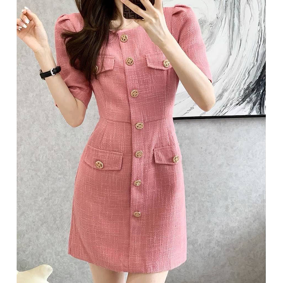 kudapy เดรสทรงสอบ สีชมพู, สีครีม ผ้ากระสอบแต่งกระดุมหลอกด้านหน้า มีซับในทั้งตัว ซิปหลัง ทำจีบที่แขนทำให้ทรงสวย