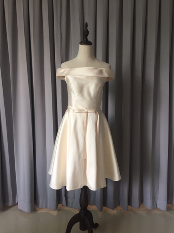 kudapy ชุดราตรีสั้นสีน้ำเงิน/ครีม แบบไหล่ปาด สไตล์วินเทจผ้าไหมดัชเชส กระโปรงทรงA แต่งโบว์2ชั้น ช่วงเอว (เชือกผูกหลัง)