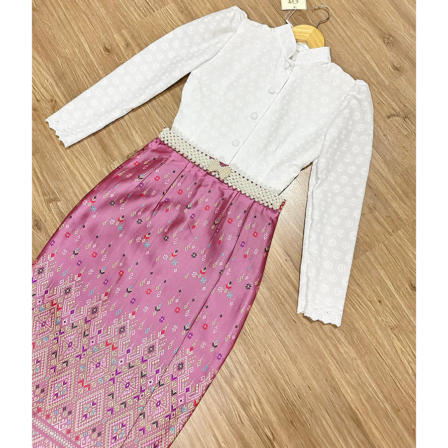 kudapy เสื้อคอตตอนปักฉลุสีขาว ทรงจิตรลดาบ่ายกจีบยอดฮิต อัดกาวช่วงตัว กระดุมหน้า ผ้าถุงสำเร็จรูป เกรดพรีเมี่ยมอัดกาว ซิปหลัง