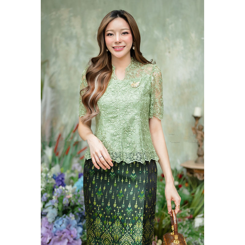 kudapy เซ็ทเสื้อลูกไม้คอวี แขนสั้นสีเขียว/สีเหลืองทอง/สีชมพู+ผ้าถุงผ้าไหมสวยดูดี ใส่ออกงาน งานเสื้อพรีเมี่ยมสุดๆ