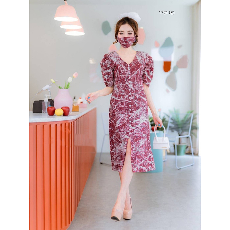 kudapy เดรสยาวสีแดง/ชมพู ผ้าลายหินแตก+แมสปิดปาก+ยางมัดผมโดนัทผ้าแก้ว เดรสคอวี ทรงแขนพองนิดๆ