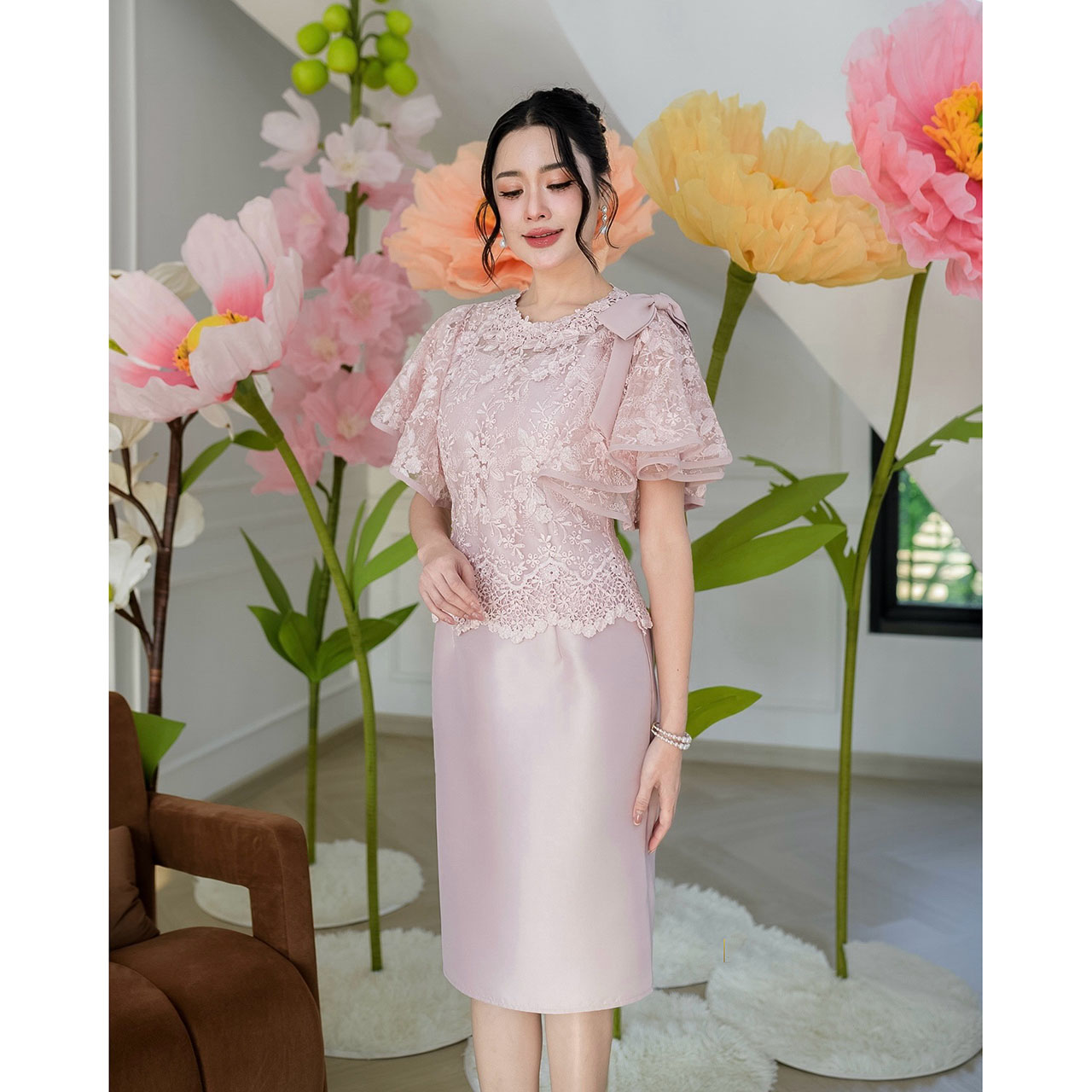 kudapy เดรสผ้าไหมลูกไม้ปักลายผ้าลูกไม้แต่งเลื่อมทั้งผืน ดีไซน์เก๋แขนซ้อนระบายกุ้นปลายแขน ช่วงไหล่มีการแต่งโบว์