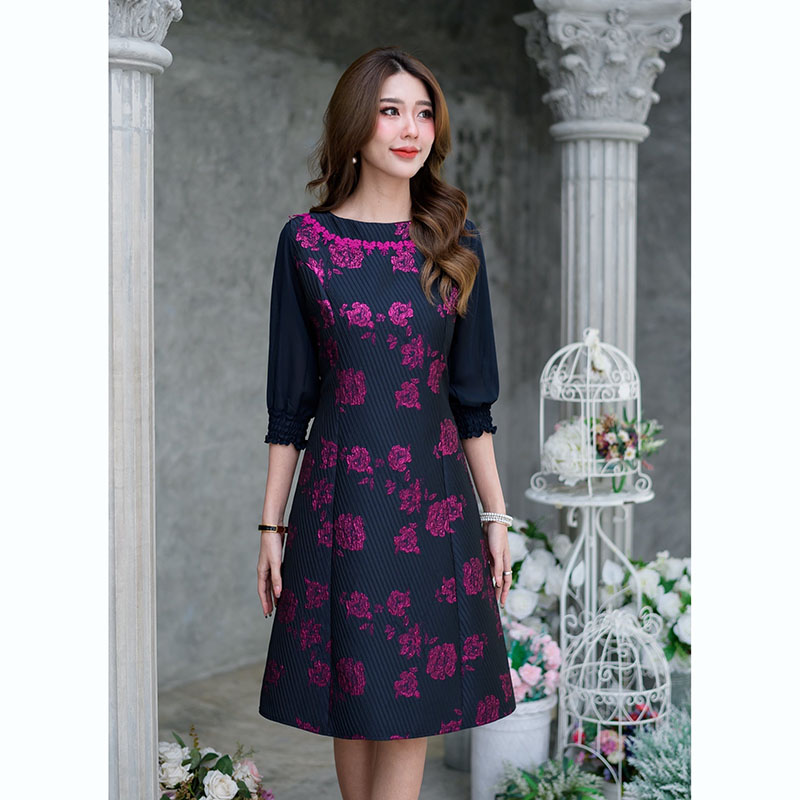 kudapy เดรสสั้นสีฟ้าคราม/สีกรม ผ้า Jacquard ลายนูนสามมิติ ผ้าสวยมากๆ ค่ะ รุ่นนี้ดีไซน์สวยทุกจุด ทรงชุดเป็นกระโปรงบาน