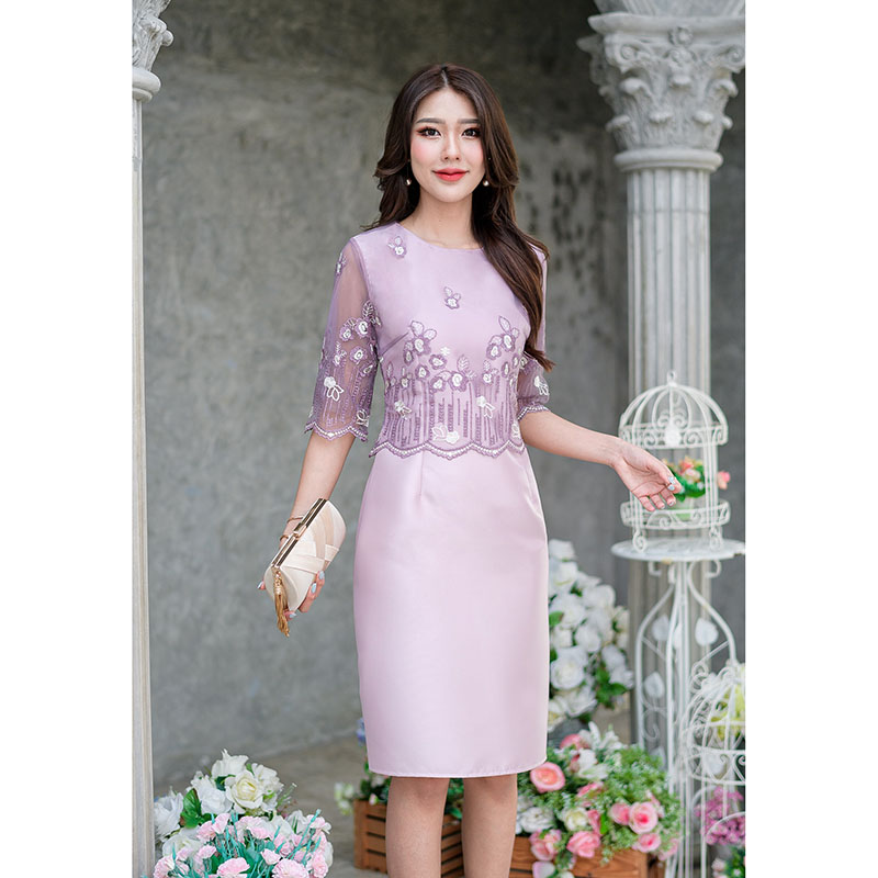 kudapy เดรสสั้นสีกรม/สีม่วงเผือก ผ้าไหมลูกไม้ปักลายเชิงสวยหวาน ดีไซน์เย็บคลุมด้วยเสื้อลูกไม้แขนศอกด้านบน