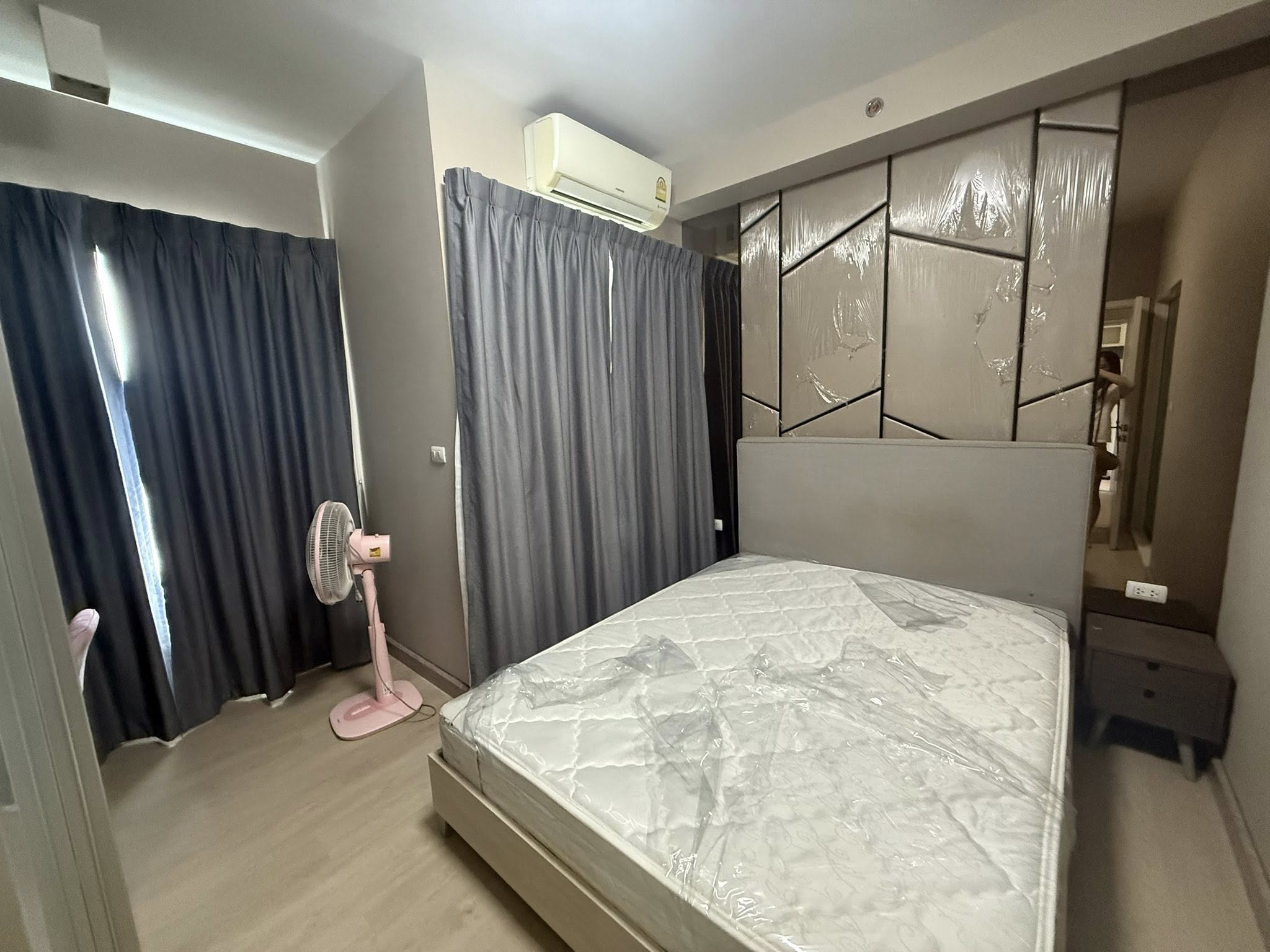 โซนพื้นที่ MRT ห้วยขวาง จอดรถได้ 2 คัน ให้เช่าห้องแบบ 2ห้องนอน 1ห้องน้ำ 1ครัวปิด คอนโด Chapter One ECO Ratchada-Huaikwang (แชปเตอร์วัน อีโค รัชดา-ห้วยขวาง) High Rise ขนาดห้อง 44 ตรม. ชั้น 6