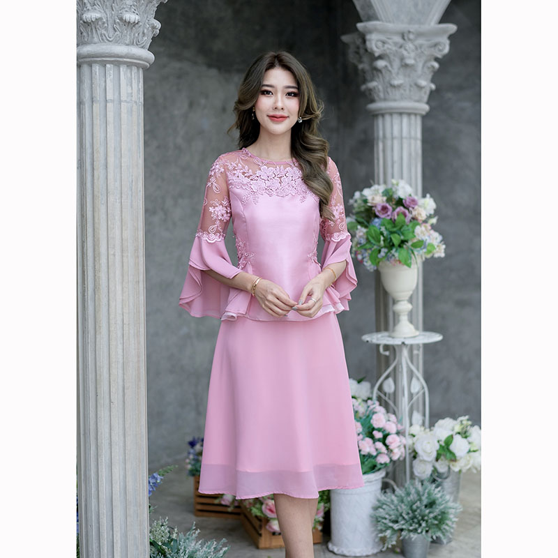 kudapy เดรสสั้นสีชมพู/สีเทา เป็นงานผ้าไหมแต่งลูกไม้ + ผ้าชิฟฟ่อนพริ้วๆ งานผสมผสาน 3 เนื้อผ้า ดีเทลมากมายตกแต่งสวยหวาน