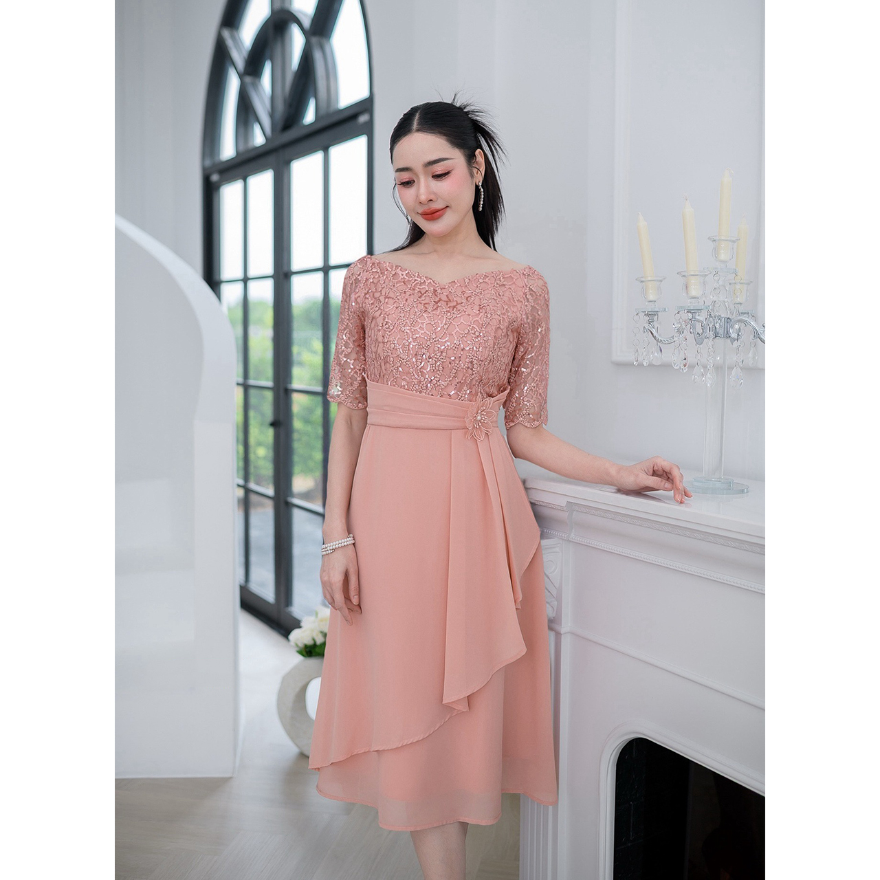 kudapy เดรสลูกไม้ทอผสมดิ้นแต่งเลื่อม งานเดรสออกงานรุ่นสวยหวาน ดีไซน์คอปาดโชว์คอ ช่วงกระโปรงเป็นงานผ้าชีฟอง