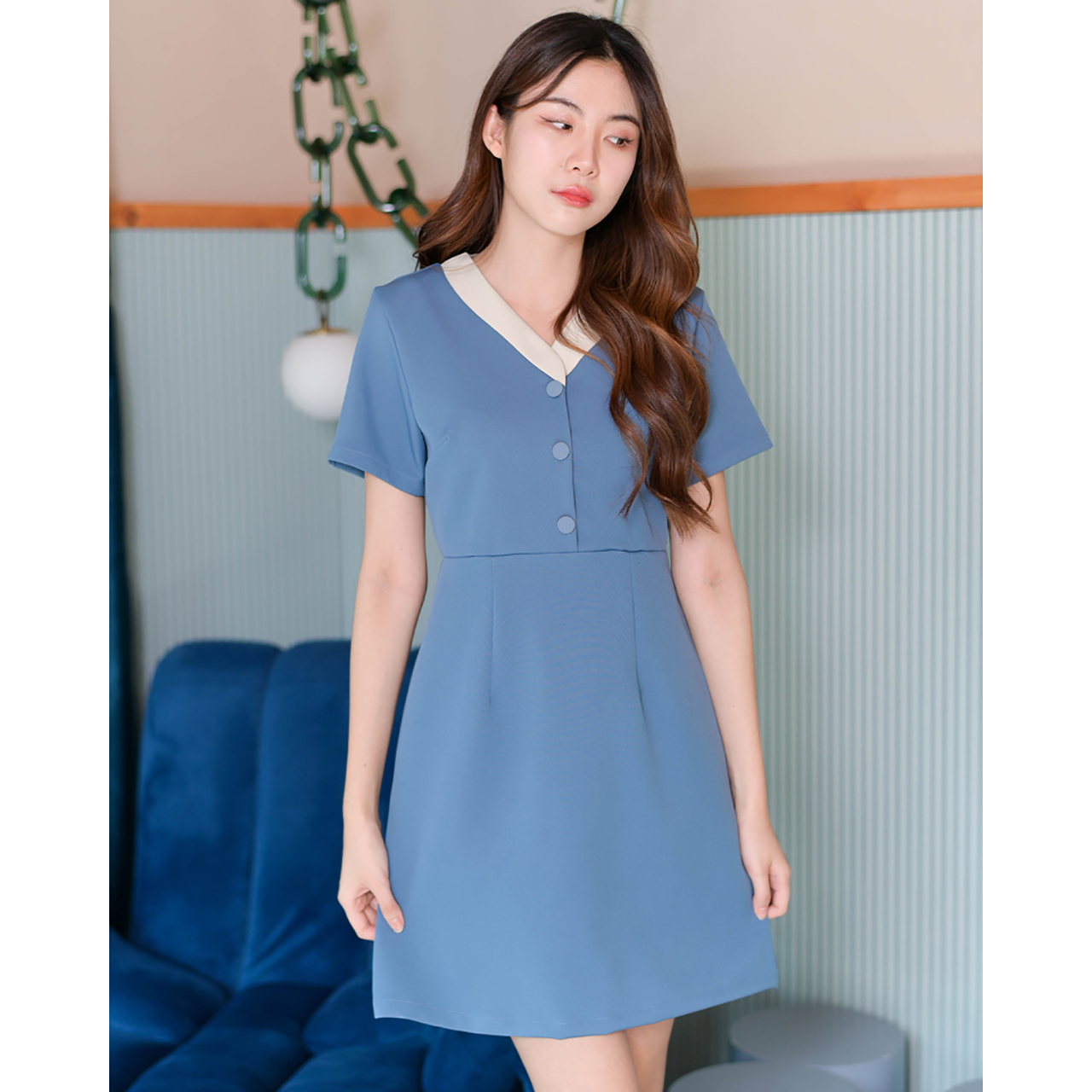 kudapy เดรสแขนสั้นคอวี แต่งคอทูโทน แพทเทิร์นตัดต่อกลางตัวเสื้อแต่งกระดุมปั๊มเพิ่มความคิวท์