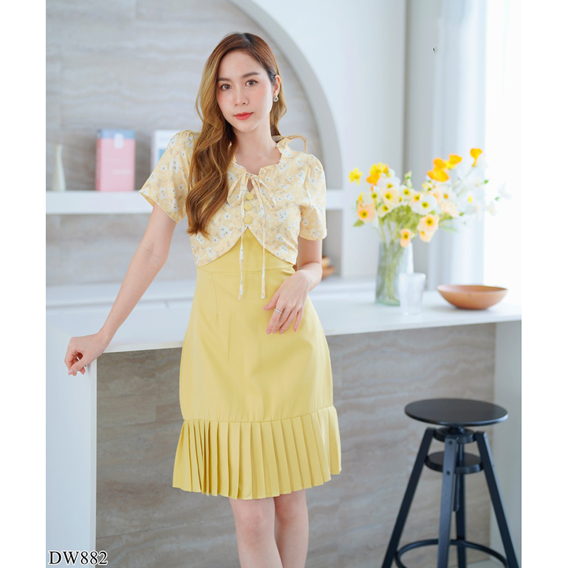 kudapy เดรสสั้นสีเหลือง/สีชมพู ลายดอกชายอัดพลีทอกผูกเชือก
