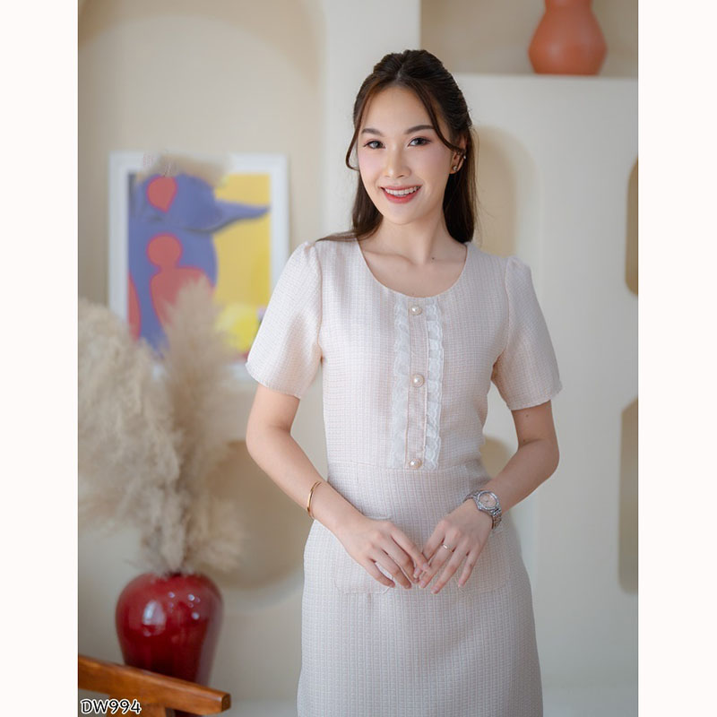 kudapy เดรสสั้นสีครีม/สีชมพู/สีส้ม ผ้าชาแนลแต่งแถบกระดุม ทรงเข้ารูปใส่สบาย ลุคคุณหนู