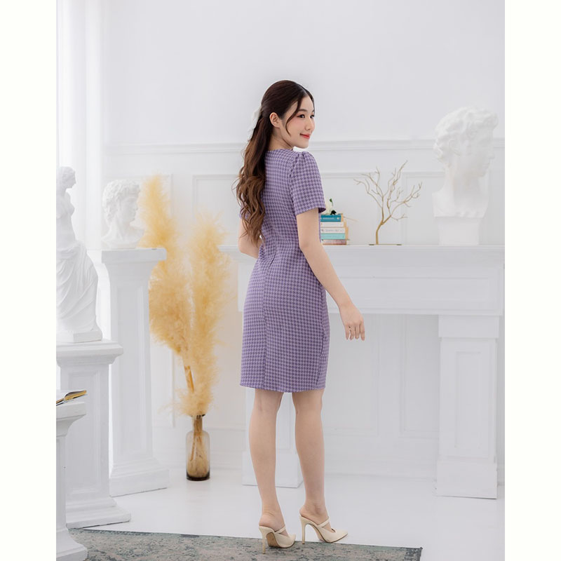 kudapy เดรสสั้นสีชมพู/สีเหลือง/สีม่วง ใส่ทำงานผ้าอัดลาย คอบัว ทรงเข้ารูปแต่งกระดุม สีเรียบใส่ไปงานได้ไม่มีเบื่อ