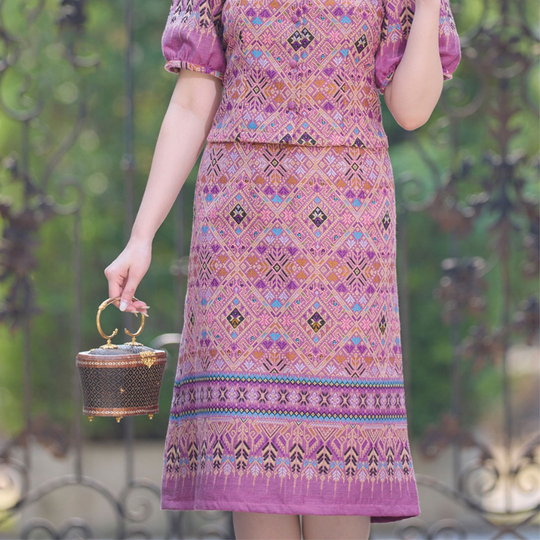 kudapy ชุดเซ็ทสีม่วง เสื้อคอจีน ผ้าทอลายไทย อัดกาวทั้งชุด ชุดออกงา เนื้อเบาสบาย ทรงคุณค่า