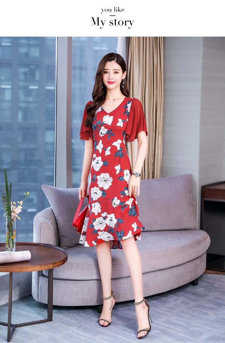 ชุดเดรสสั้นสีแดงพิมพ์ลายดอกไม้สีขาว ผ้าโพลีเอสเตอร์ผสม ผ้าพื้นพื้นสีแดง แขนระยาว ทรงเข้ารูปช่วงเอว M