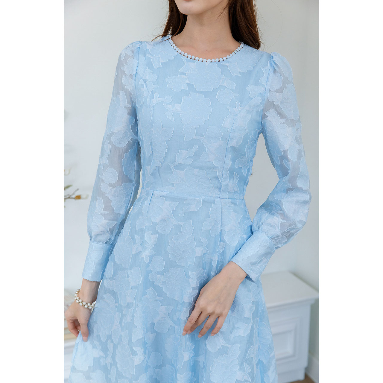 kudapy เดรสผ้าญี่ปุ่นแขนยาว เทคเจอร์ลายดอกมีมิติสวย น่ารักละมุน มีดีเทลแต่งลูกไม้ช่วงคอ