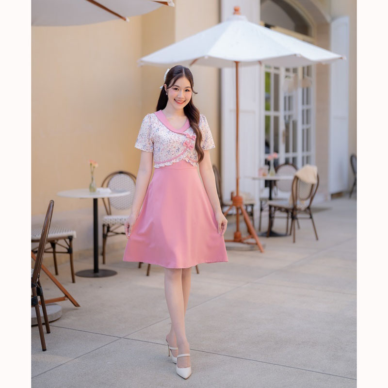 kudapy เดรสสั้นสีเหลือง/สีชมพู/สีกรม คอบัวเสื้อกั๊กทรงระบายเล็กๆ กระโปรงพริ้ว ดีเทลมีกระดุมน่ารักๆติดตรงอก