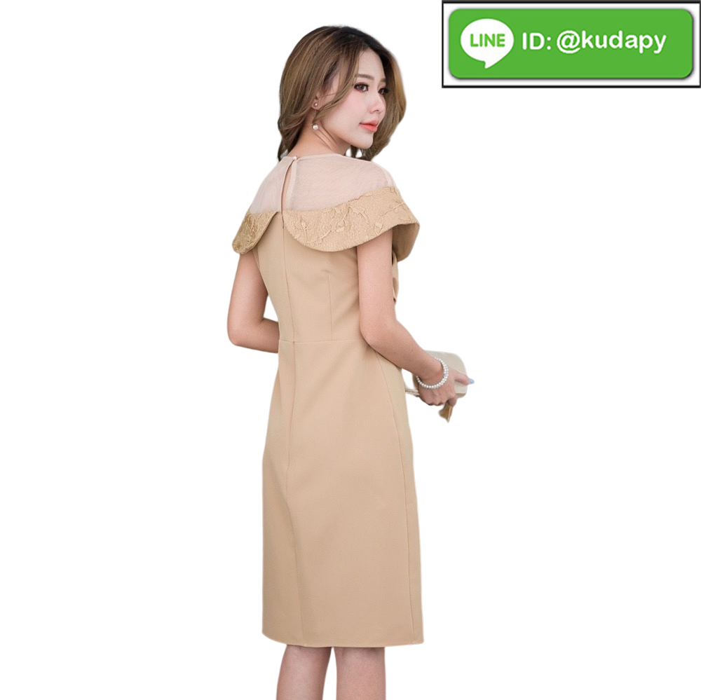 kudapy เดรสสั้นผ้าพื้นสีชมพู สีทองครีม ดีไซน์ปาดไหล่ช่วงอกทับซ้อนกันเหมือนการผูกโบว์แต่งซ้อนด้วยลูกไม้