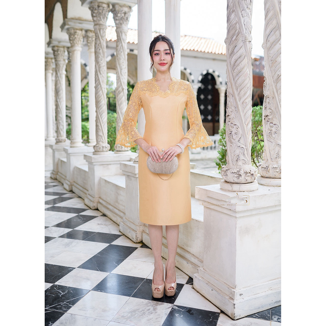 kudapy เดรสสั้นสีเหลืองทอง/สีฟ้า/สีชมพู ผ้าไหมญี่ปุ่น คอวีแต่งเคิพเป็นเชิงผ้าตกแต่งรอบคอ และช่วงอก