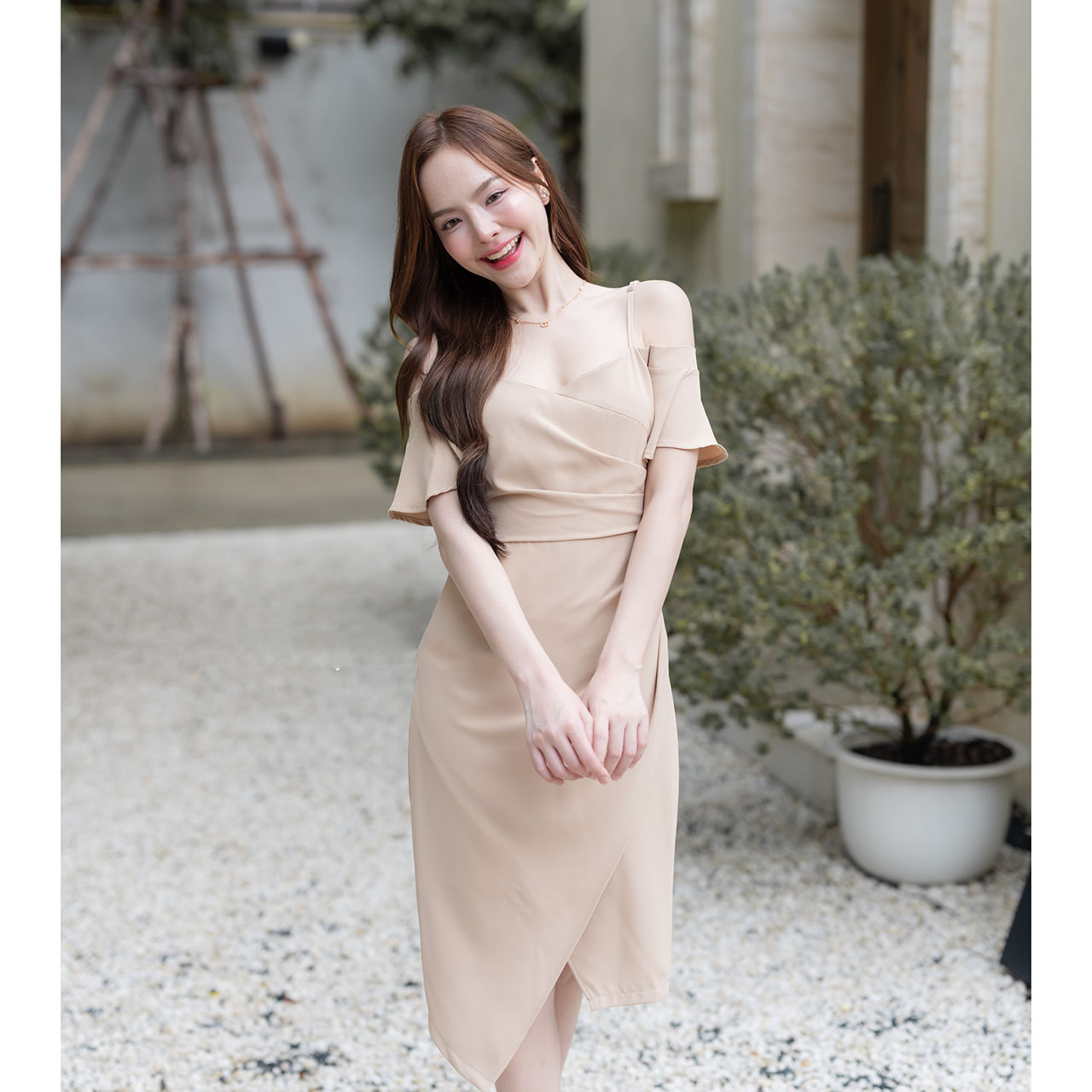 kudapy เดรสสั้นสีชมพู/สีเขียวสีครีมเบจ/สีส้ม ดีเทลจับจีบเดรปด้านข้างช่วงอกและเอว เปิดโชว์ช่วงไหล่ เดรสงานปาร์ตี้