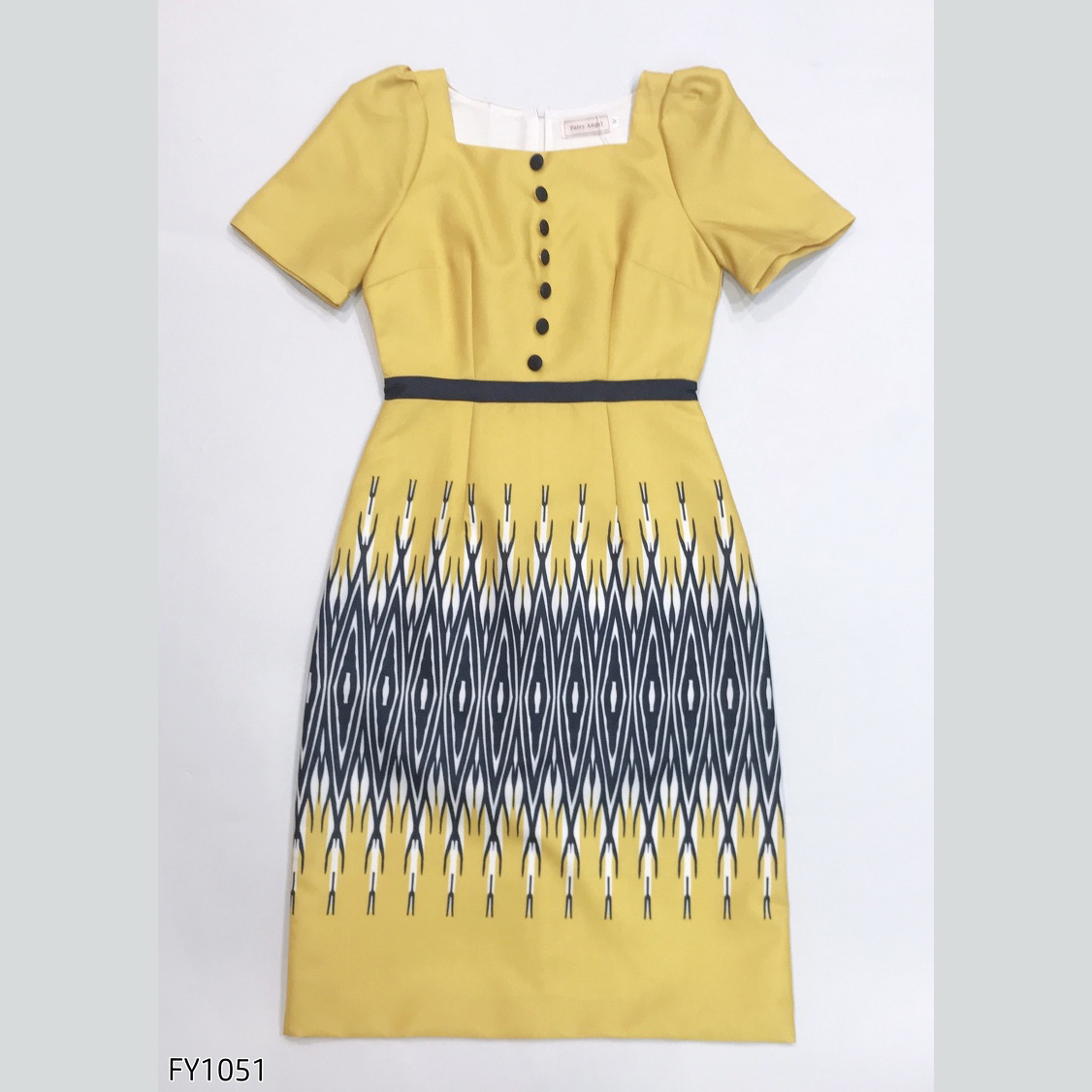 kudapy เดรสสั้นคอกลมกระดุมหน้าสีเหลือง คาดเอวด้วยผ้าต่างสีกรมท่า เดรสทรงเอเข้ารูปทรงสวย ซิบหลัง