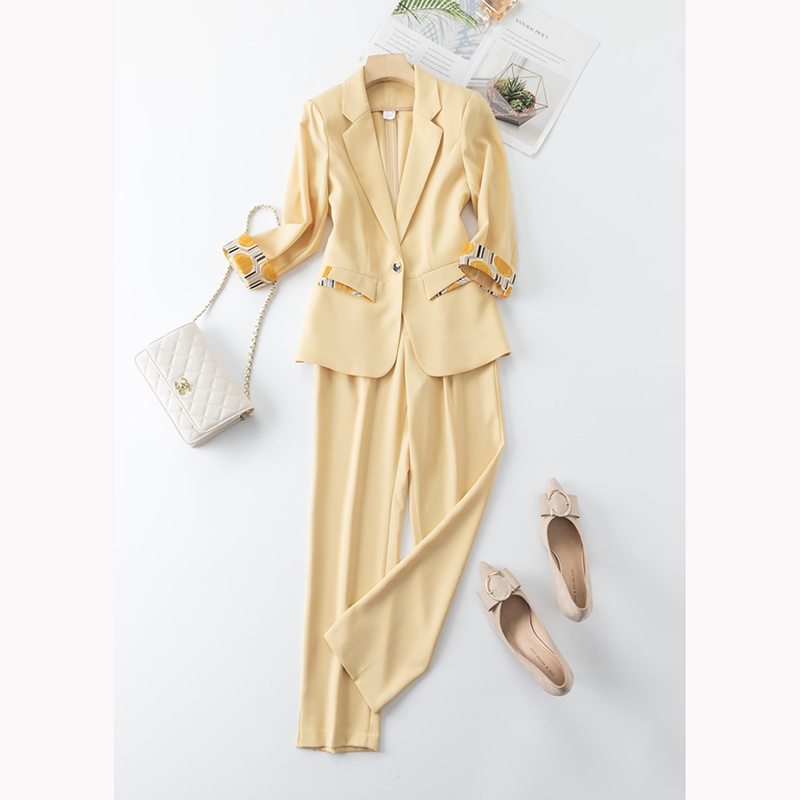 kudapy ชุดสูททำงานผู้หญิงสีดำ/สีเหลือง/สีฟ้า แขนห้าส่วนพร้อมกางเกง จุดเด่นของชุดนี้คือการออกแบบให้กระชับเข้ารูปเป็นแขนห้าส่วนปลายแขนแต่งด้วยลาย