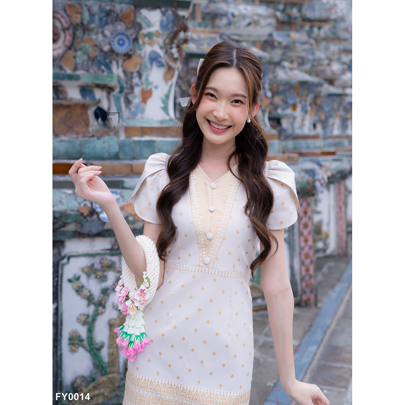 kudapy เดรสสั้นสีครีม ลายไทยคอวีแต่งกระดุม4ชิ้น