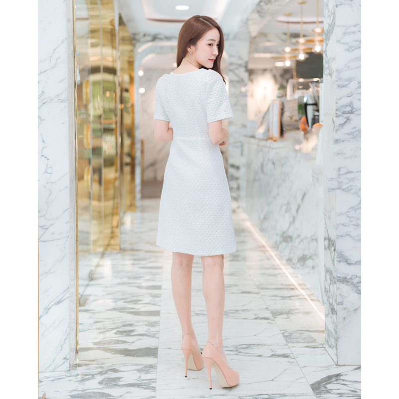 kudapy เดรสสั้นสีขาว/สีชมพู คอเหลี่ยมกระดุมมุก