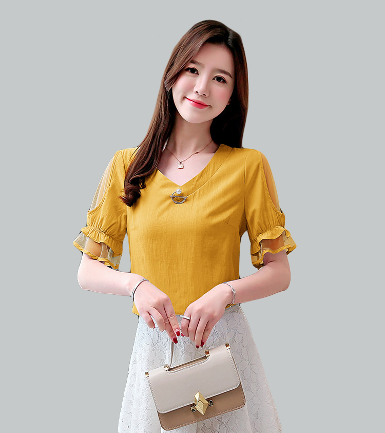 เสื้อสีเหลืองมัสตาร์ด ดีไซน์สวยเก๋ที่แขนเสื้อและปลายแขนเสื้อแต่งด้วยผ้าโปร่ง มีเข็มกลัดมุกติดที่คอเสื้อ