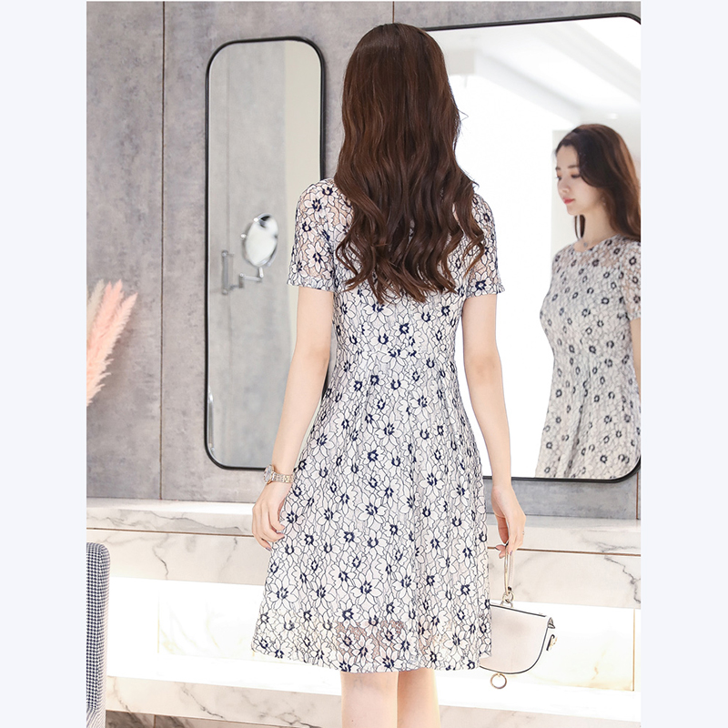 kudapy เดรสสั้นสีขาว ผ้าลูกไม้ลายดอกไม้สีขาว เกสรดอกไม้สีน้ำเงิน
