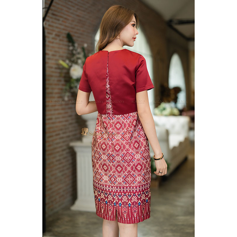 kudapy เดรสสั้นสีแดง/สีชมพู ผ้าไหมญี่ปุ่น เกรดพรีเมี่ยมนำเข้าปริ้นลายแพรวากาฬสินธุ์ ช่วงเสื้อแต่งกั๊ดเก๋มากๆมาพร้อมซับในและชิปหลังช่วงกระโปรงผ่าหลังนิดหน่อย