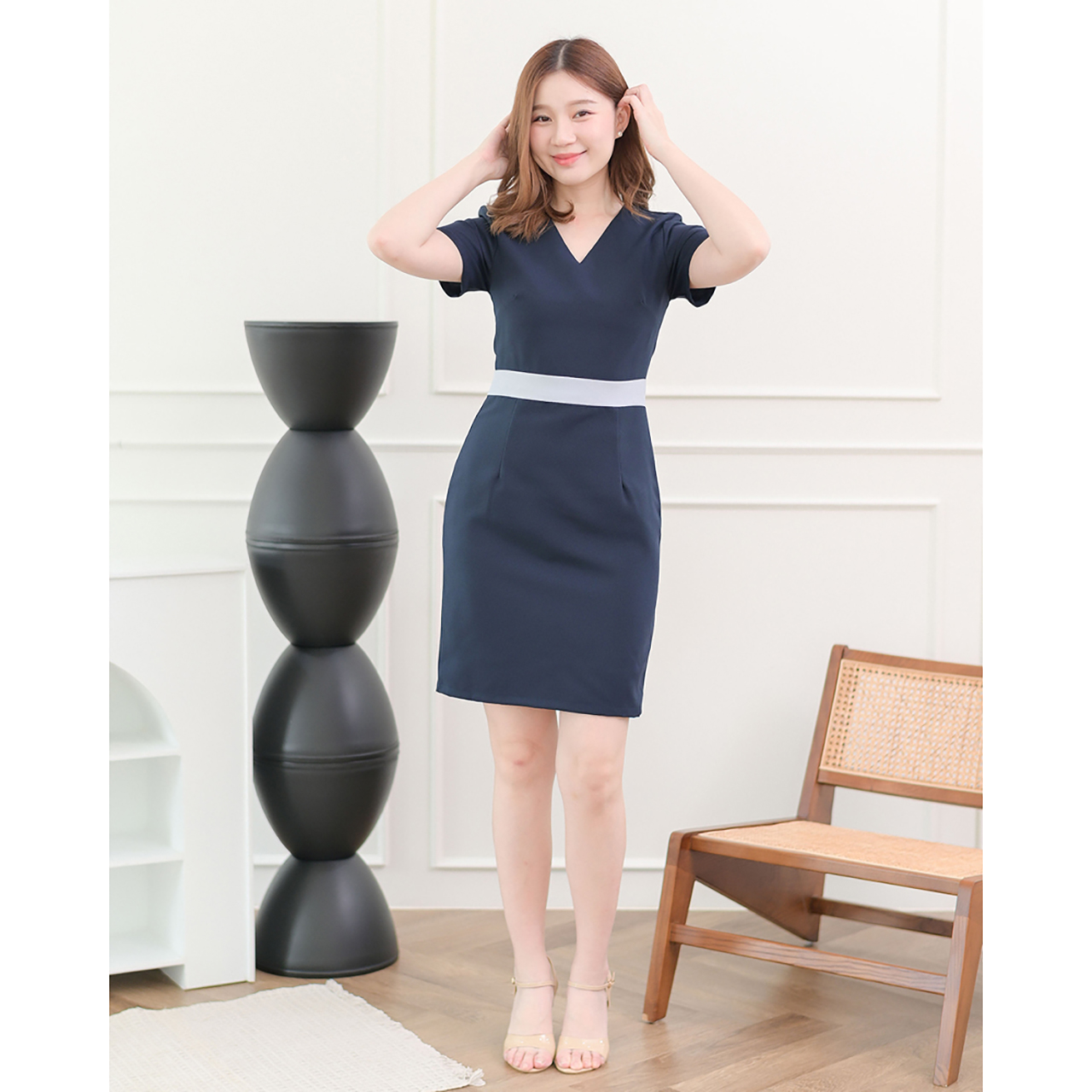 kudapy ฌดรสแขนสั้นคอวี ดีไซน์ทูโทนตัดต่อคาดเอว เข้ารูป ทรงสอบ เนื้อผ้าอยู่ทรง เก็บทรงหุ่นเป๊ะผอมเพรียว