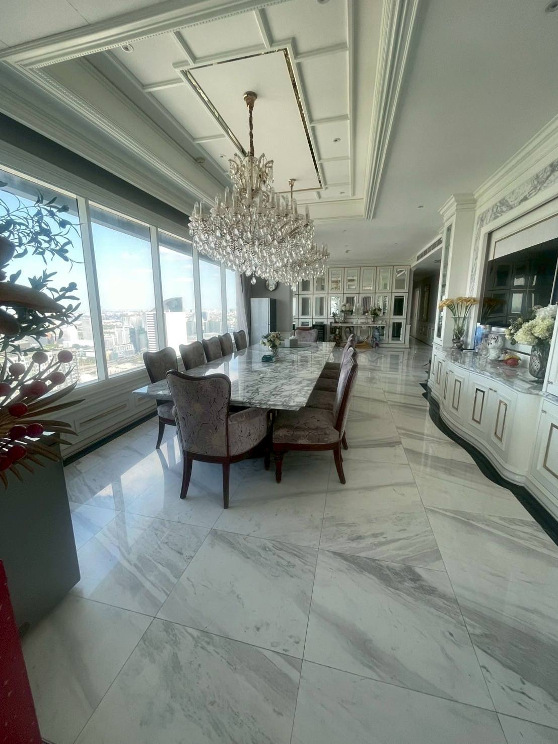 Penthouse ให้เช่าห้องแบบ 5ห้องนอน 6ห้องน้ำ โซนพื้นที่ MRT เพชรบุรี คอนโด Q Asoke (คิว อโศก) High Rise ขนาดห้อง 275 ตรม. ชั้น 42 ทั้งชั้นมีแค่1ห้อง