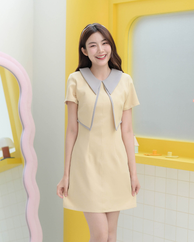 kudapy เดรสแขนสั้น เล่นสีคอปกและกุ๊นขอบ ดีไซน์เหมือนใส่เสื้อกั๊ก แพทเทิร์นสวยเข้าเอว ตัดต่อคิ้วกลางลำตัวจับเกล็ดเข้ารูป