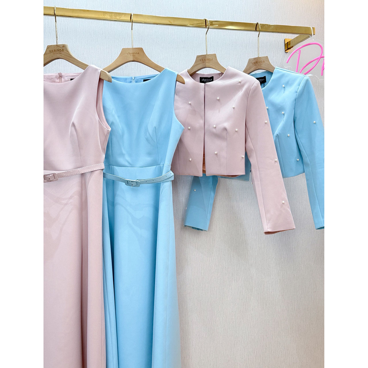 kudapy เซ็ท 3 ชิ้น: เดรสยาว+ครอป+เข็มขัด เสื้อคลุมติดไข่มุก เดรสออกมาให้เข้ารูปเอวสูง มีฟองน้ำในตัว ซิปด้านหลัง