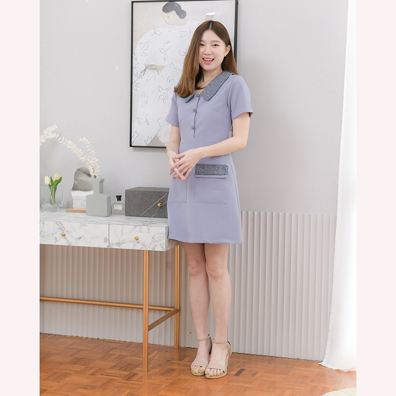 kudapy เดรสสั้นสีเทาฟ้า/สีครีมเข้ม/สีดำ/สีชมพูอ่อน คอปกแขนสั้น แต่งปกและฝากระเป๋าด้วยผ้าชาแนลโทนสีแมทช์กับชุด