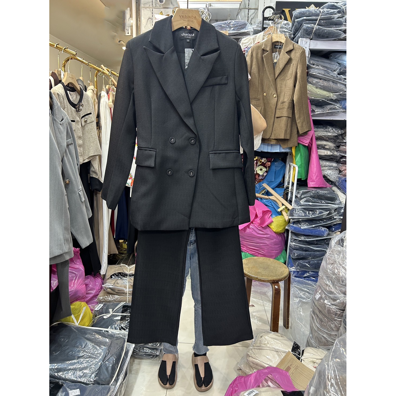 kudapy เซ็ทสูท ผ้าทอชนิดพิเศษ ยับยาก อัดกาวทั้งชุด เสื้อสูททรงทันสมัยออกออกแบบให้มีทรงยาวเข้ารูป