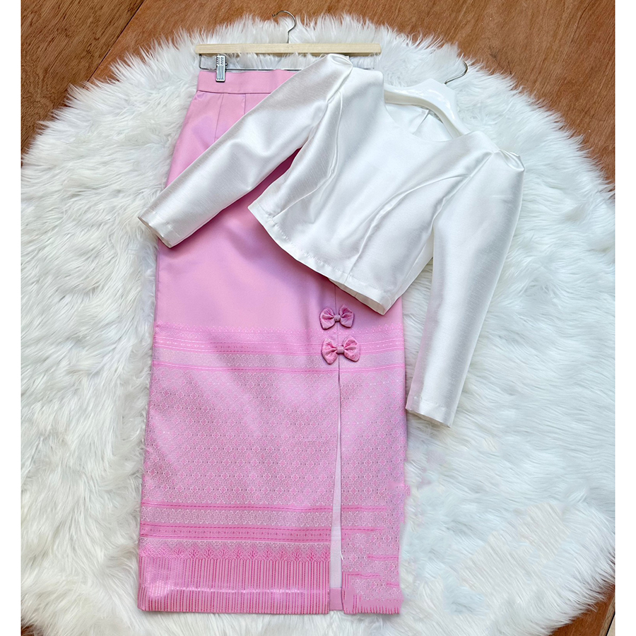 kudapy เสื้อผ้าไหมแขนยาวนวล +ผ้าถุงสีชมพูผ้าหน้า ไหล่ยกจีบ แพทเทิร์นเป๊ะ เข้ารูป อัดกาว มีซิปหลัง ผ้าถุงสำเร็จรูป สีชมพูหวาน