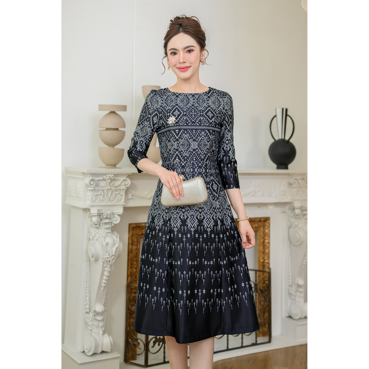 kudapy เดรสสั้นสีเขียวตอง , สีทอง ผ้าSatin silk อัดกาวพิมพ์ลวดลายแพรวา แขนสามส่วน คอกลม มาพร้อมชิปหลังซับในใส่สบาย