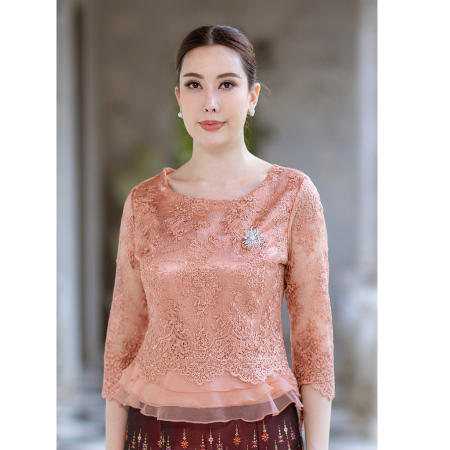 kudapy เซต2 ชิ้น เสื้อลูกไม้สีโอรสกะปิ+กระโปรงผ้าไหมแพรวากาฬสินสีแดงเข้มทรงหางปลา คอกลม แขนสามส่วน ทรงสวย งานมีซับใน ซิบหลัง