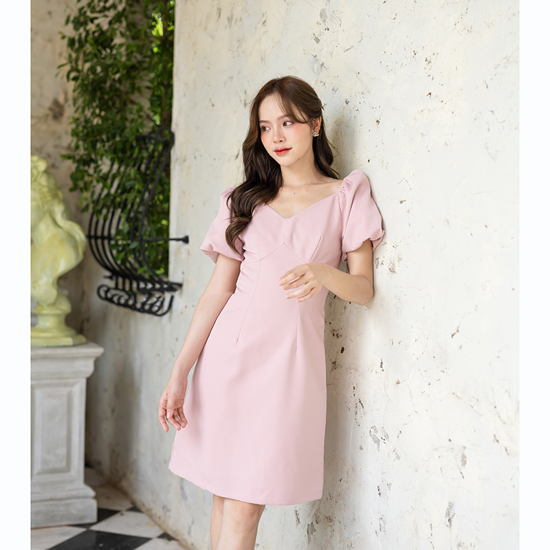 kudapy เดรสสั้นสีชมพู/สีเขียวมัทฉะ/สีครีม แขนตุ๊กตาคอวีไปเดท ไปทำงาน ลุค 2 ดึงแขนเสื้อลงมาปาดไหล่ ใส่ไปปาร์ตี้ ชิคๆ