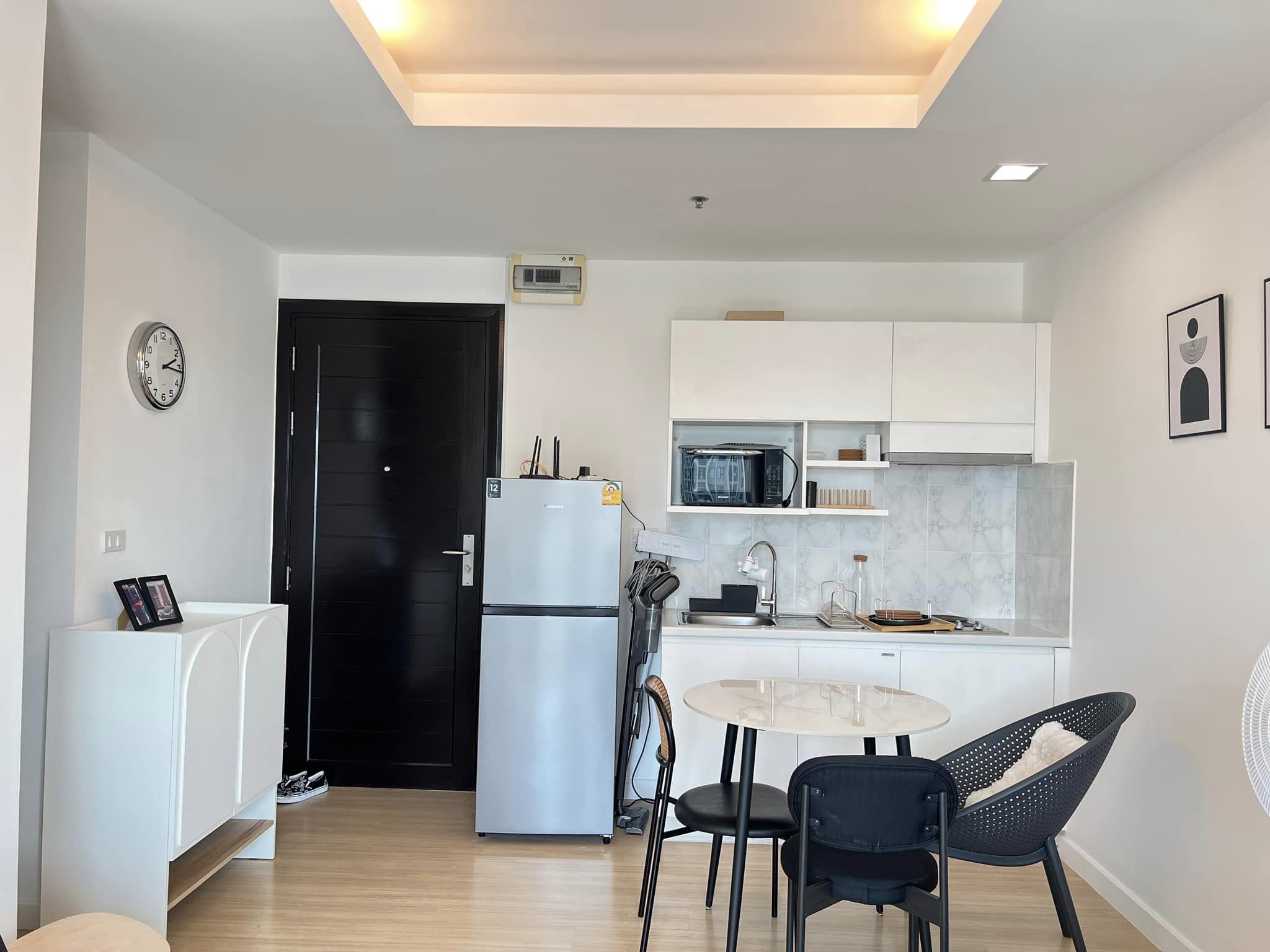 สนใจชมห้องติดต่อได้เลย Line ID: Smile-easy ปล่อยเช่าคอนโด Thru Thonglor (ทรู ทองหล่อ) - 1ห้องนอน 1ห้องน้ำ 1ห้องนั่งเล่น - ใกล้ MRT เพชรบุรี - ขนาดห้อง 37 ตรม. ชั้น 16