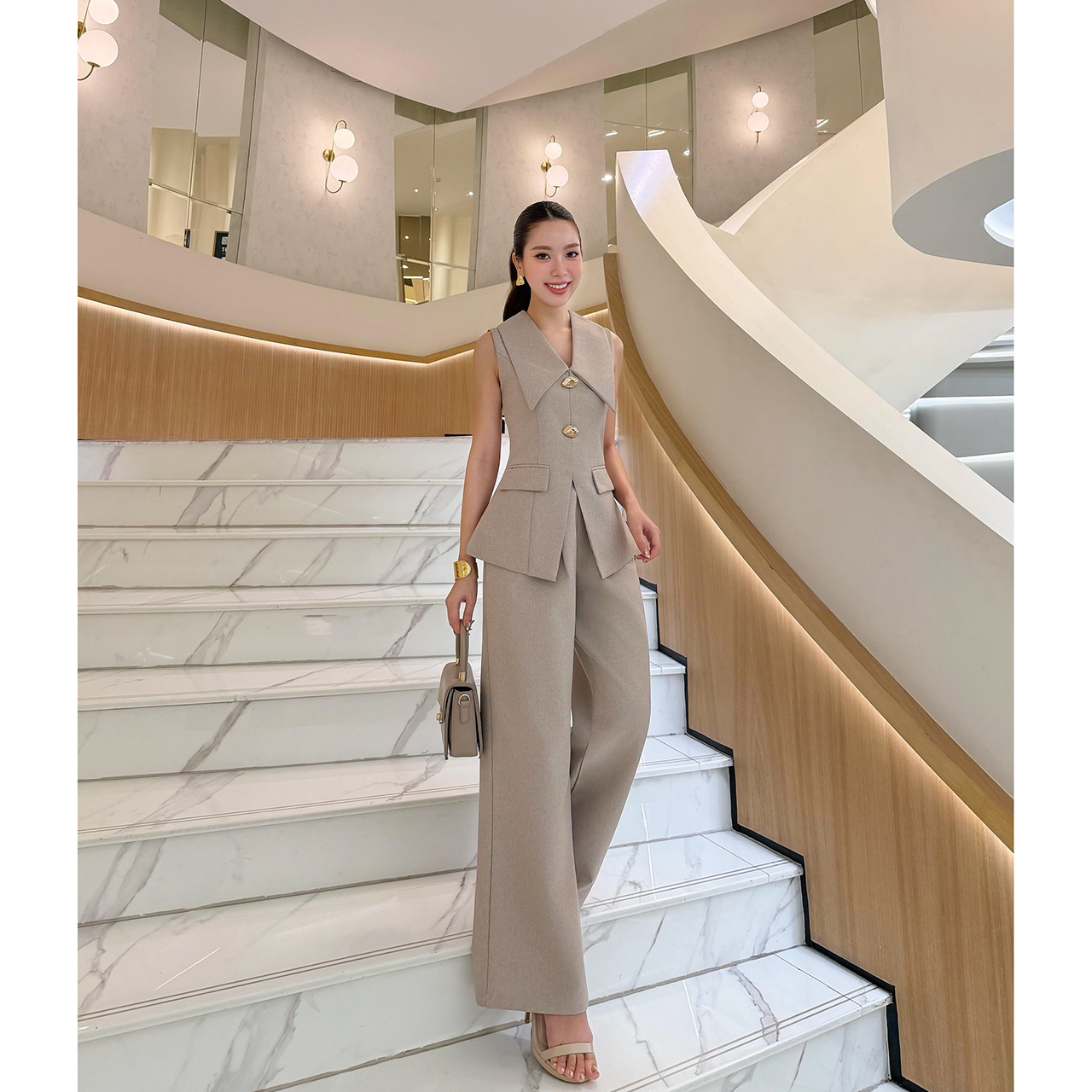 kudapy เซ็ตสุดหรูดูแพง ดีไซน์เรียบแต่แฝงความสง่างาม เหมาะสำหรับใส่ทำงาน ไดีไซน์เสื้อ ทรงเบลเซอร์แขนกุด ปกคอขนาดใหญ่เพิ่มมิต