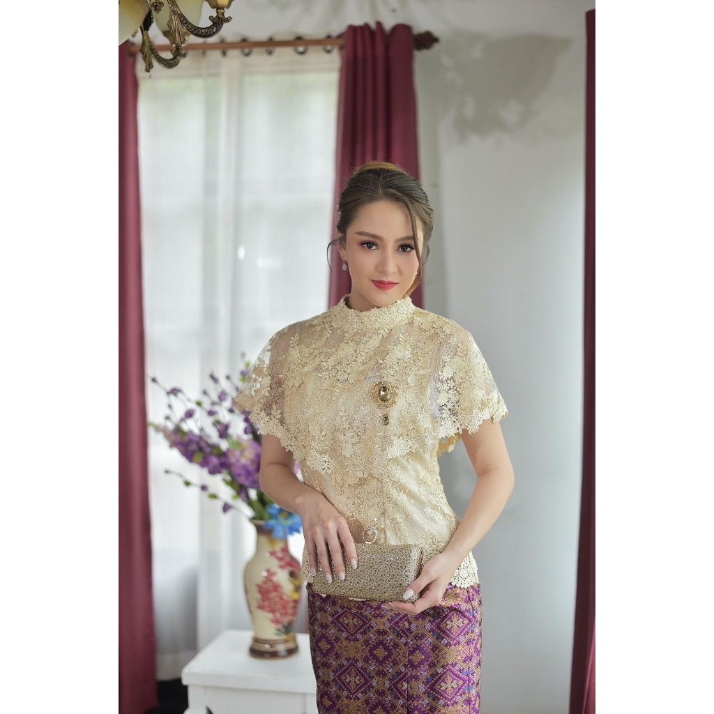 kudapy เซทเสื้อลูกไม้ใยบวบสีครีม สีม่วง สีชมพู ทรงแขนระบายดอกลอย ผ้าถุงไหมแพรวากาฬสินทร์สำเร็จรูปอัดกาว