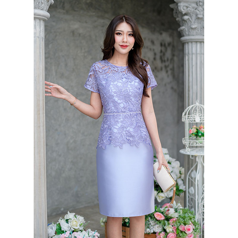 kudapy เดรสสั้นสีชมพู/สีเทา/สีม่วง ลูกไม้เงาทอลายแน่นสวย ลูกไม้คัดเกรด ซูมดูเนื้อผ้าได้เลย ป็นทรงแขนสั้น เอวต่อ แต่งเชิงผ้าสวยช่วงปลายเสื้อ รอบเอวประดับด้วยมุกหวาน