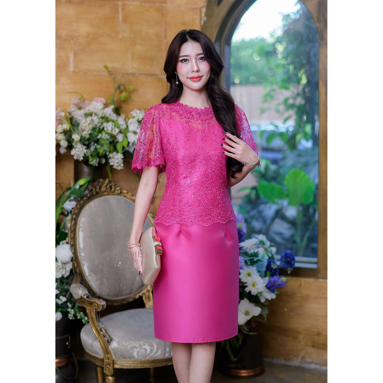 kudapy เดรสสั้นสีน้ำตาลทอง/สีชมพูบานเย็น ผ้าไหม ตัวเสื้อเป็นงานลูกไม้ใยบวบปักลาย ดีไซน์แขนสั้นระบายเป็นพวง