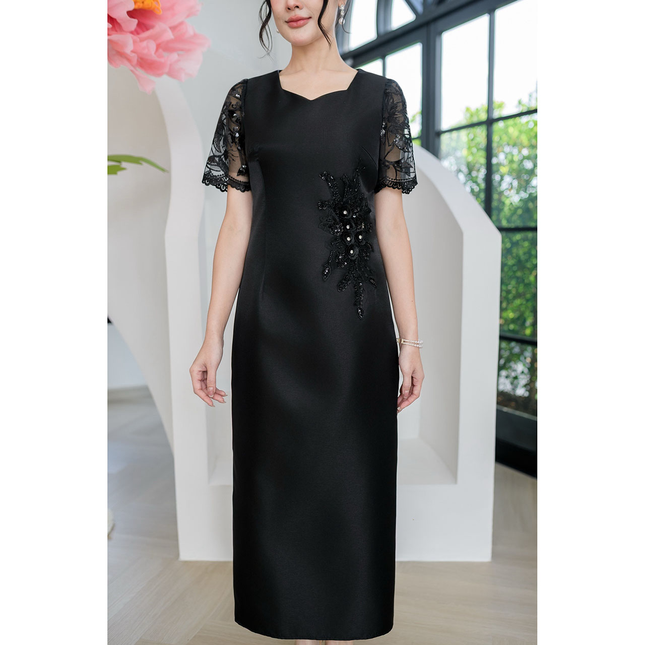 kudapy เดรสผ้าไหมอัดกาวทั้งชุด งานทรงตรงสวยเรียบหรู ด้านหลังกระโปรงผ่า แต่งลูกไม้แต่งเลื่อมช่วงแขนและตกแต่งดอกไม้ประดับช่วงเอว