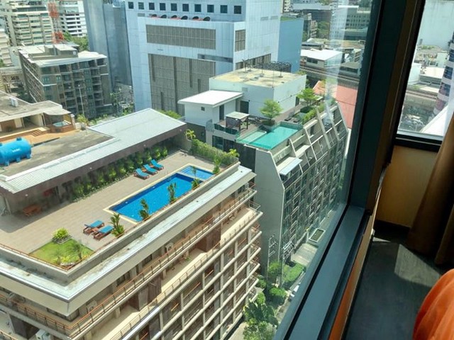 ให้เช่า Edge Sukhumvit 23 (เอดจ์ สุขุมวิท 23) 1นอนห้องมุมวิวสวนและสระว่ายน้ำ