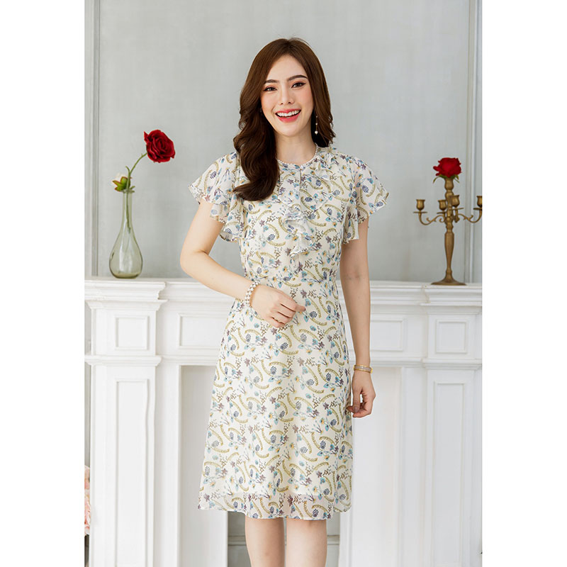 kudapy เดรสสั้นสีขาว/สีครีม ผ้าชีฟอง ระบายรอบคอและอก มีดีเทลแต่มุกขาวรอบคอสวยหวานละมุน ลายผ้าน่ารัก