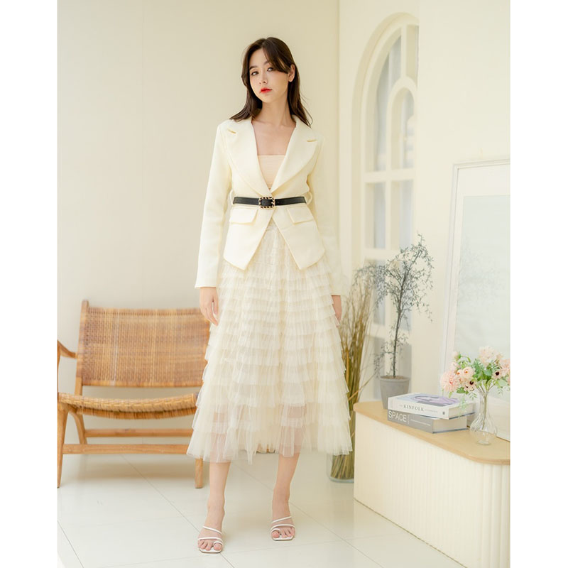 kudapy Set blazer + belt เซ็ทเสื้อเบลเซอร์เข้าคู่สีครีม กับกระโปรงยาวทรงระบายชั้นๆเป็นเลเยอร์ ให้ลุคเจ้าหญิงสุดคลาสซี่แห่งเมืองผู้ดี