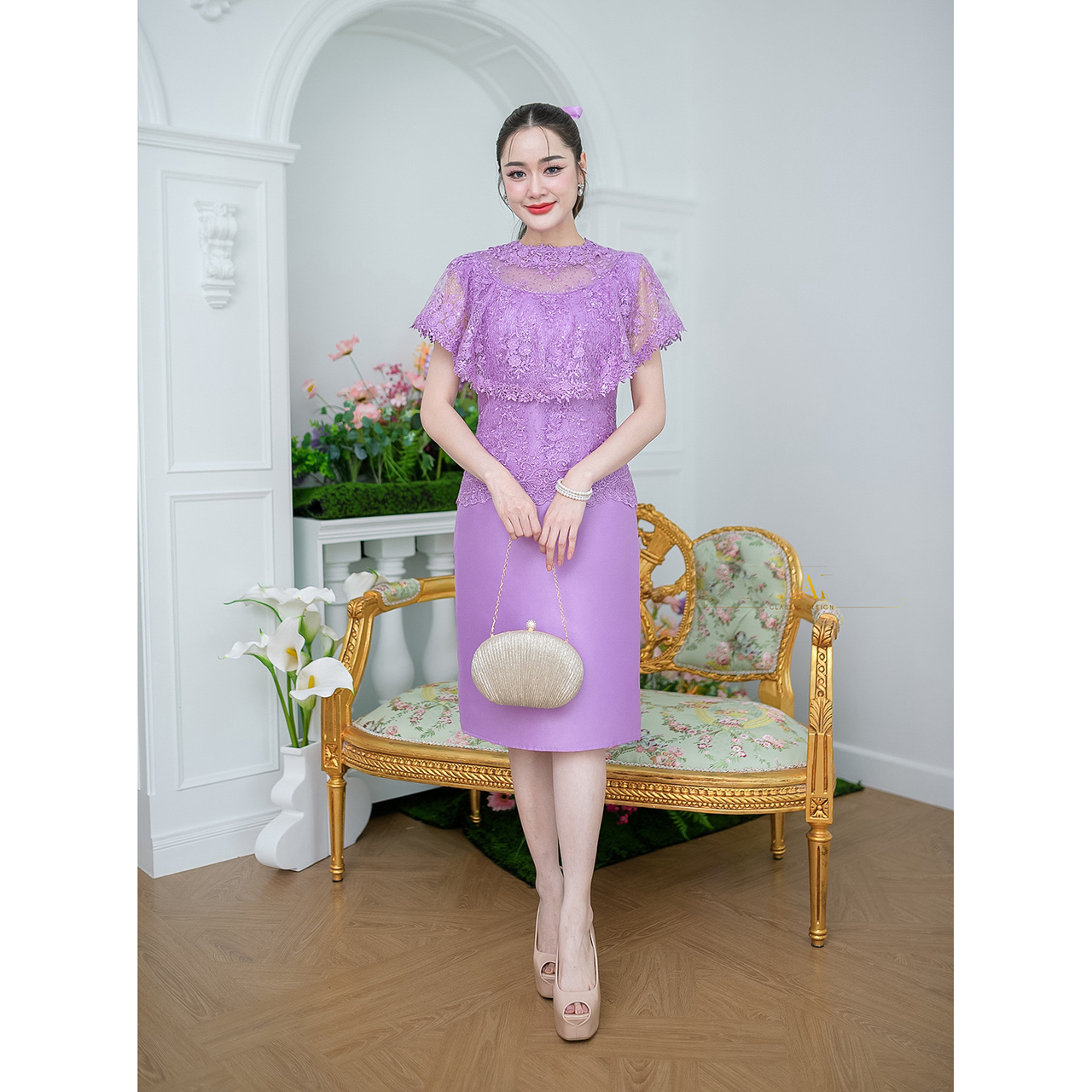 kudapy เดรสสั้นสีม่วง/สีฟ้า ด้านบนเป็นงานผ้าลูกไม้คลุมไหล่ระบายแต่งรอบคอด้วยลูกไม้สวยหรู กระโปรงเป็นงานผ้าไหมญี่ปุ่น